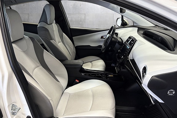 Toyota Prius Plug-in Hybrid 15 of 30