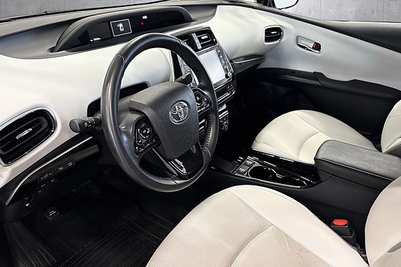 Toyota Prius Plug-in Hybrid 11 of 30