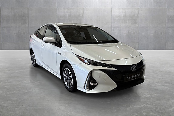 Toyota Prius Plug-in Hybrid 7 of 30