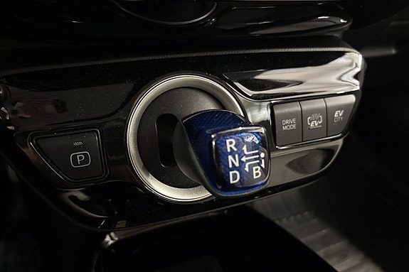 Toyota Prius Plug-in Hybrid 25 of 30