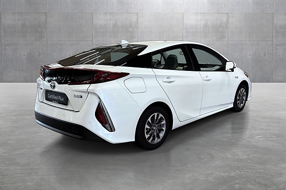 Toyota Prius Plug-in Hybrid 5 of 30