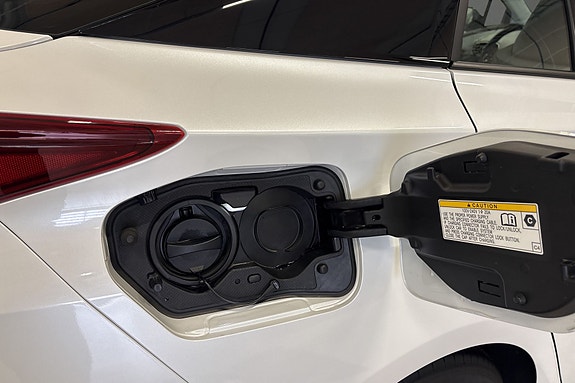 Toyota Prius Plug-in Hybrid 9 of 30