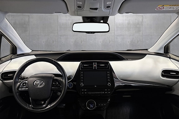 Toyota Prius Plug-in Hybrid 10 of 30