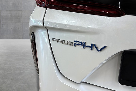 Toyota Prius Plug-in Hybrid 22 of 30