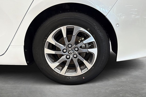 Toyota Prius Plug-in Hybrid 20 of 30