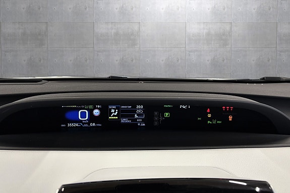 Toyota Prius Plug-in Hybrid 14 of 30