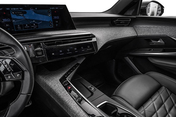 Peugeot e-5008 25 of 30