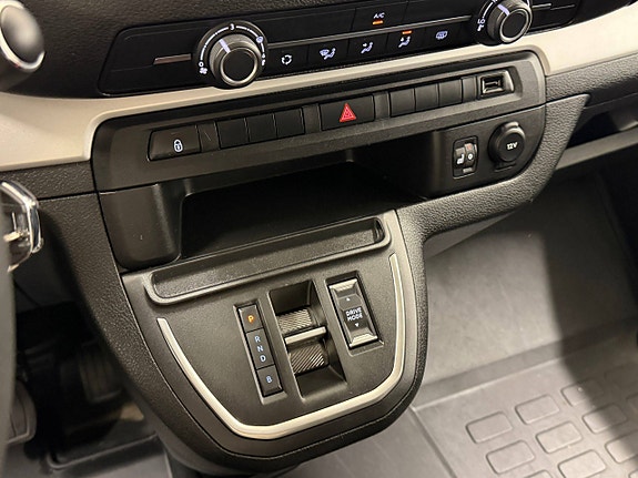 Peugeot Traveller 24 of 30