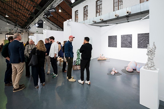 Fra galleriet Skog Art Space sin stand på Ceramic Brussels 2025.