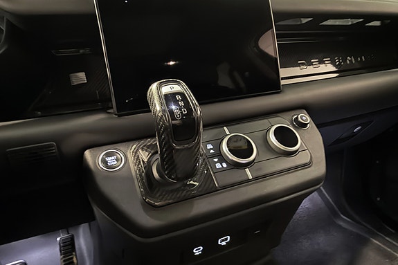 Land Rover Defender 17 of 20