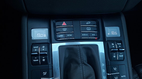 Porsche Macan 30 of 30