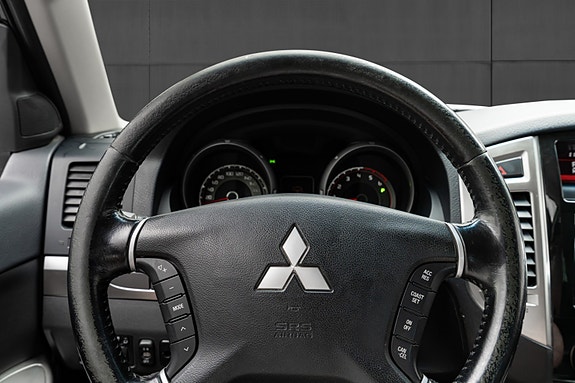Mitsubishi Pajero 16 of 30