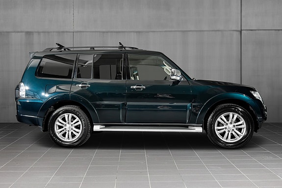 Mitsubishi Pajero 12 of 30