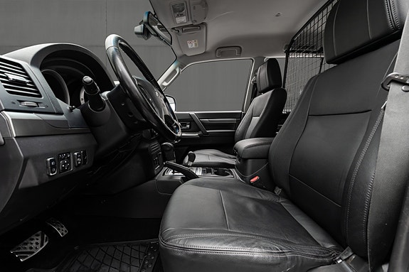 Mitsubishi Pajero 30 of 30