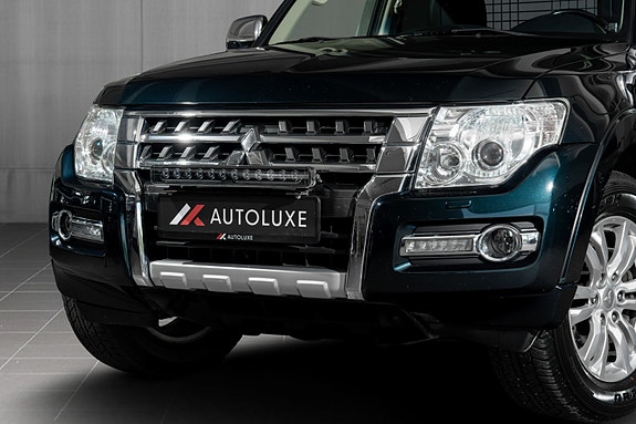 Mitsubishi Pajero 2 of 30
