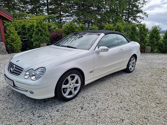 Mercedes-Benz CLK320 3 of 18