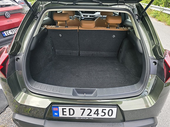 Lexus UX300e 7 of 8