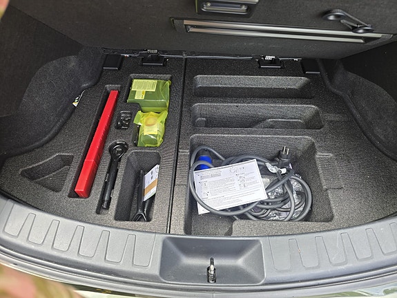 Lexus UX300e 8 of 8