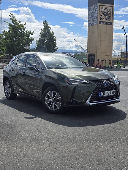 Lexus UX300e 2 of 8