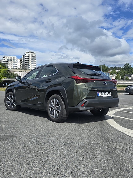 Lexus UX300e 3 of 8