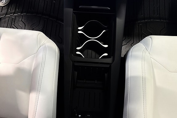 Tesla Model X 19 of 23