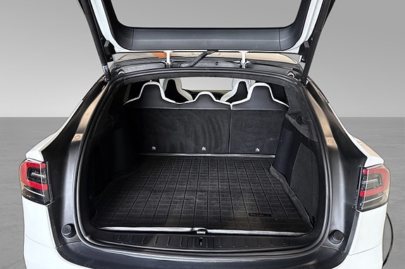 Tesla Model X 21 of 23