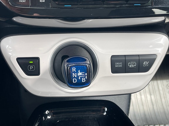 Toyota Prius Plug-in Hybrid 28 of 30