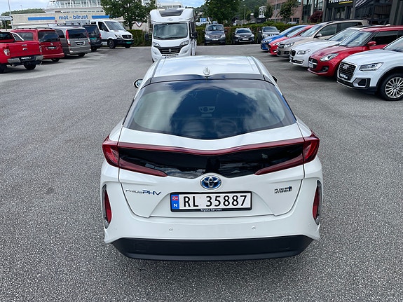 Toyota Prius Plug-in Hybrid 5 of 30