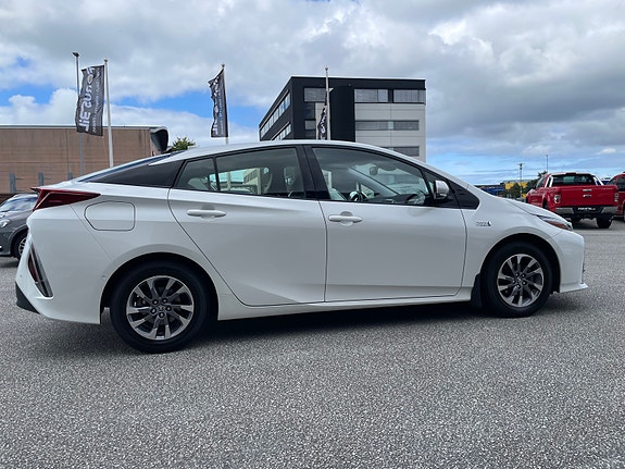Toyota Prius Plug-in Hybrid 7 of 30