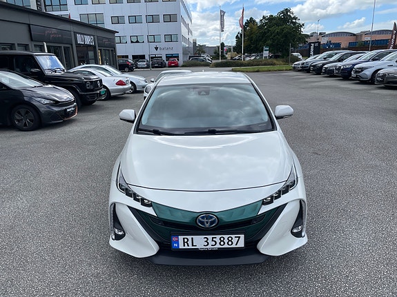 Toyota Prius Plug-in Hybrid 10 of 30