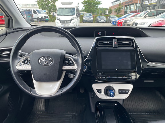 Toyota Prius Plug-in Hybrid 17 of 30