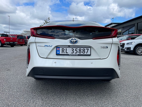 Toyota Prius Plug-in Hybrid 4 of 30