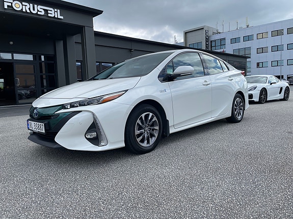 Toyota Prius Plug-in Hybrid 11 of 30