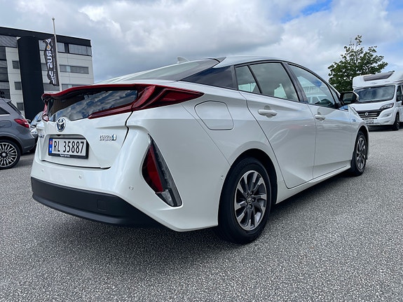 Toyota Prius Plug-in Hybrid 6 of 30