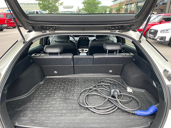 Toyota Prius Plug-in Hybrid 16 of 30