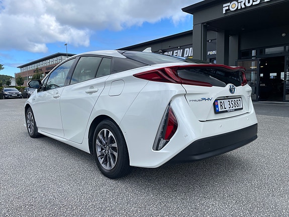 Toyota Prius Plug-in Hybrid 3 of 30