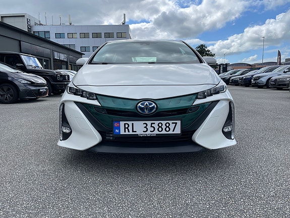 Toyota Prius Plug-in Hybrid 9 of 30