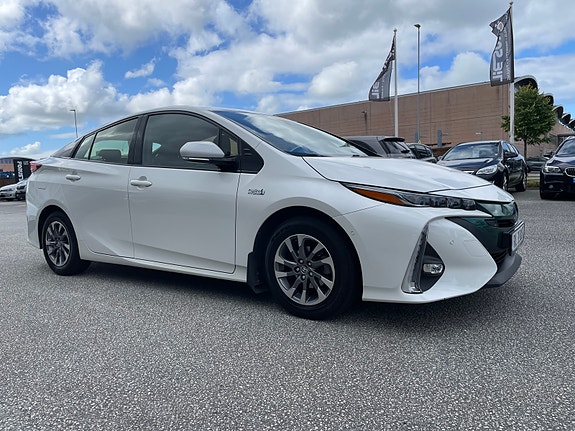 Toyota Prius Plug-in Hybrid 8 of 30