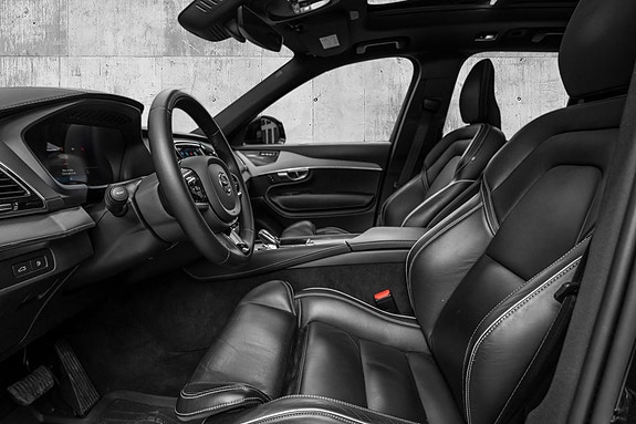 Volvo XC90 10 of 27