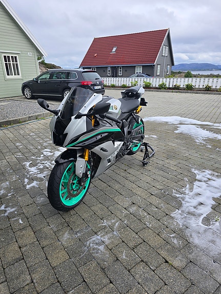 Yamaha R7 2 of 16