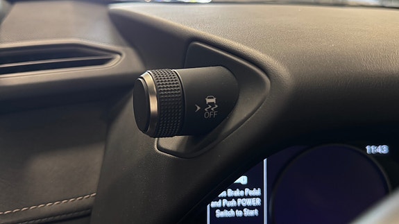 Lexus UX300e 14 of 30
