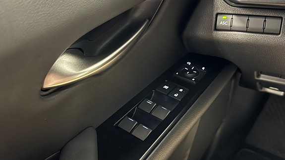 Lexus UX300e 12 of 30