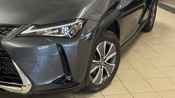 Lexus UX300e 2 of 30