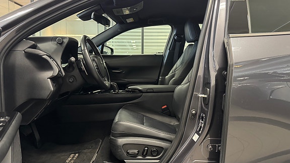 Lexus UX300e 10 of 30