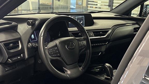 Lexus UX300e 11 of 30