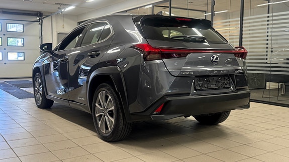 Lexus UX300e 4 of 30