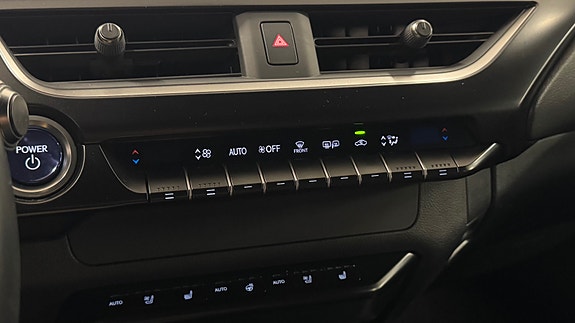 Lexus UX300e 26 of 30