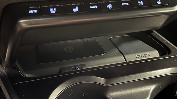 Lexus UX300e 28 of 30