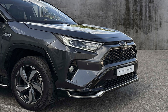 Toyota RAV4 2 of 26