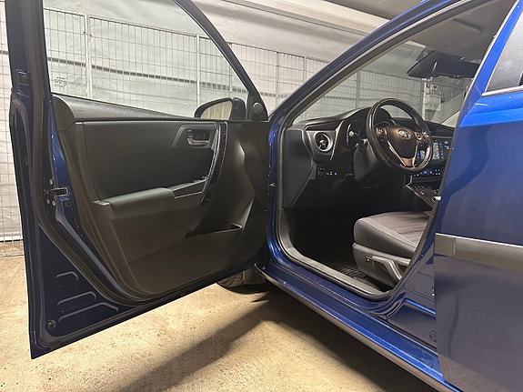 Toyota Auris 17 of 30